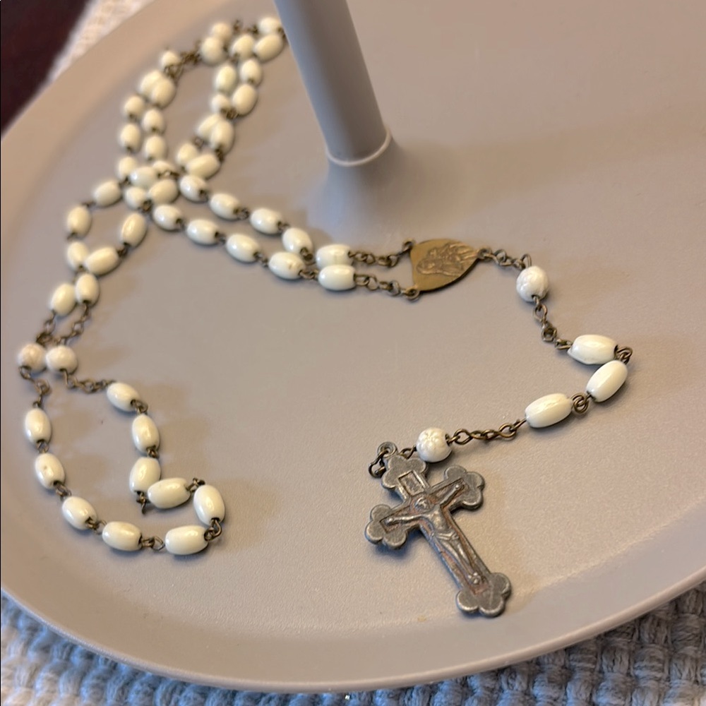 Vintage Czechoslovakia white glass beaded rosary!